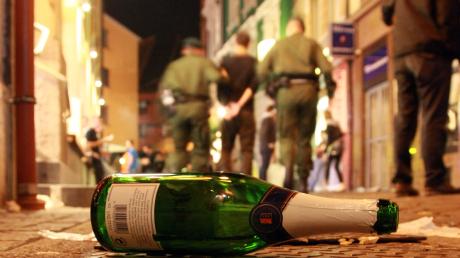 Ein Zweimeter-Mann schlug in Vöhringen vor einer Kneipe um sich und verletzte zwei Menschen. Alle drei waren alkoholisiert.
Symbolbild