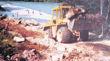 Während einige Augsburger im Lech badeten, begannen im Jahr 1970 die Bauarbeiten für die olympische Kanustrecke. 