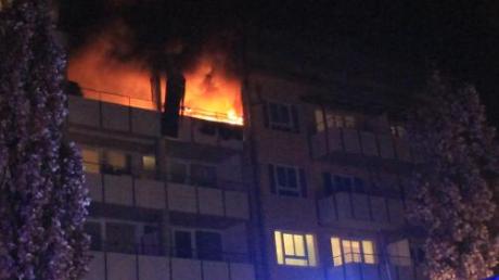 Flammen schlugen aus der Wohnung im 4. Stock. 