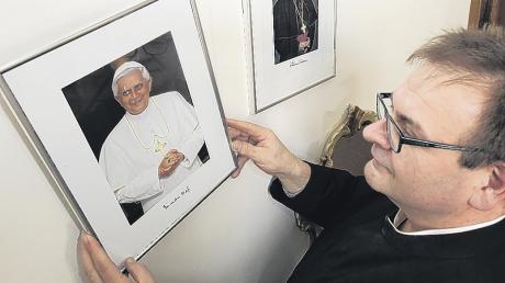 Der Mesmer des Doms, Helmut Kellerer, entfernt das Foto von Papst Benedikt XVI., um dem neuen Papst seinen Platz in der Sakristei zu geben. 