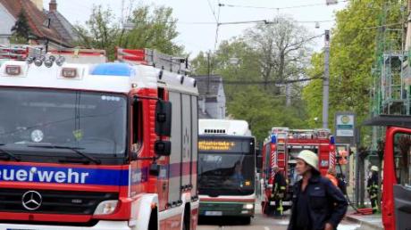 Mehrere Brände in der Ulmer Straße beschäftigten die Feuerwehr – und sorgten für Verkehrsbehinderungen in der Umgebung. 
