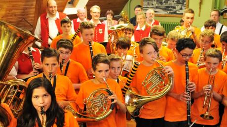 Regelrecht verhagelt hat es den Kindern und Jugendlichen des Kolping-Blasorchesters die Serenade in diesem Jahr. Im nächsten Jahr könnte die neue Jugendgruppe, die gerade im Entstehen ist, bereits an der Serenade 2014 mitwirken.  

