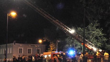 Die Feuerwehr leuchtete am späten Samstagabend die Stelle aus, wo ein Augsburger im Lech in Landsberg abgetrieben wurde.  
