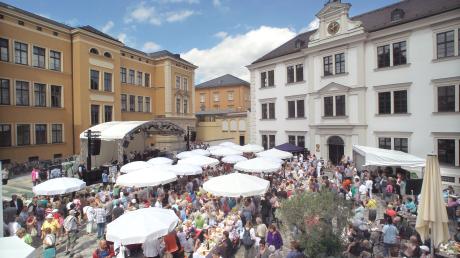 Ein Höhepunkt des Augsburger Friedensfestes: An der Friedenstafel (hier im vorigen Jahr)  teilen jedes Jahr Menschen aus unterschiedlichen Kulturen ihr Essen. 