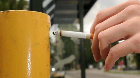 Immer wieder ein Ärgernis: Nichtrauchern stinken die Raucher an den Haltestellen von Bussen und Straßenbahnen. 
