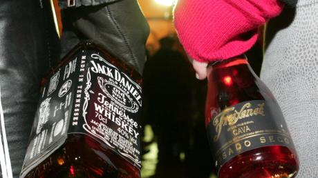 Dass Jugendliche sturzbetrunken sind, ist laut Auskunft von Augsburger Ärzten keine Seltenheit. Im ersten Halbjahr 2013 wurden 98 unter 18-Jährige in die Notaufnahme eines Krankenhauses eingeliefert, weil sie zu viel getrunken hatten. 