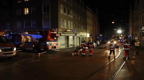 Feuerwehrleute sichern die Jakoberstraße, nachdem die Leute aus dem Eckhaus über Drehleitern in Sicherheit gebracht worden sind. Der Einsatz dauerte am Dienstag bis in die frühen Morgenstunden. 