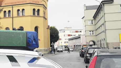 Tatort Franz-Kobinger-Straße: Nach zwei Prügelattacken auf einen Autofahrer und einen Fußgänger fahndet die Polizei in Pfersee intensiv nach einer Gruppe junger Schläger. 