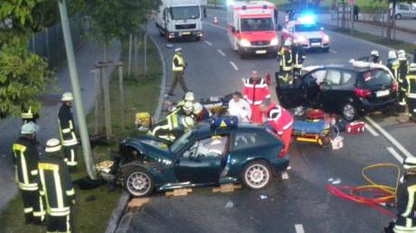 Ein illegales Autorennen war offenbar der Auslöser für den Unfall am Samstag in der Meraner Straße in Augsburg, bei dem vier Menschen schwer verletzt wurden. 