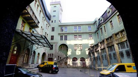 Durch den Umbau wird die Grottenau-Post (hier ein Blick in den Innenhof) im obersten Stockwerk einen Konzertsaal mit 150 Plätzen erhalten. Die Musikstudenten ziehen aus ihrem Gebäude in der Maximilianstraße in das denkmalgeschützte Gebäude um. 