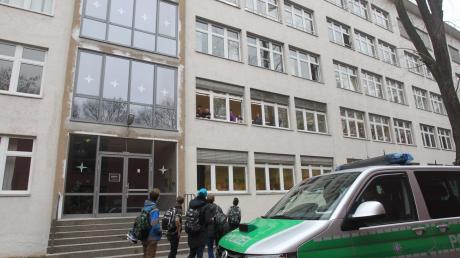 Polizeieinsatz am Augsburger Fugger-Gymnasium: Nachdem ein Anrufer von einem Amoklauf gesprochen hat, eilen am Mittwochmorgen alle verfügbaren Streifen zu der Schule.
