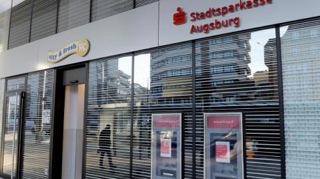 Die Stadtsparkasse hat am neuen Königsplatz zwei Geldautomaten installiert. Die Geräte spielen bei der Finanzierungsfrage des Königsplatz-Umbaus allerdings keine Rolle.  
