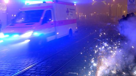 Während die einen feiern, sind die anderen im Einsatz: ein Rettungswagen auf der Maxstraße. 

