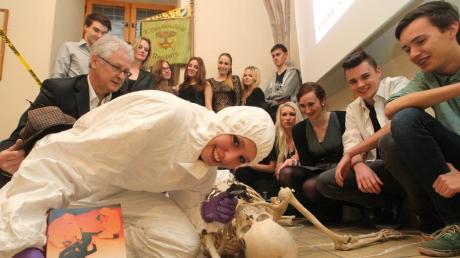 Forensiker bei der Arbeit: die Lehrer und Schüler des Seminars „Kriminalbiologie“ am Holbein-Gymnasium.  


