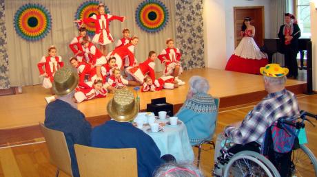13 junge Tänzerinnen der Neufnaria fanden beim Fasching im Schloß Elmischwang viel Gefallen bei den betagten Heimbewohnern. 