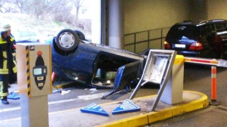 Ungewöhnlicher Unfall: An der Einfahrt zum Parkhaus zur City Galerie überschlug sich ein Auto.  
