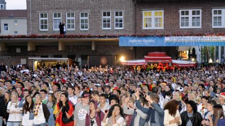 Bei der Fußball-Europameisterschaft vor zwei Jahren verfolgten auf dem Stadtmarkt Tausende auf Großleinwand die Spiele der deutschen Nationalelf. 