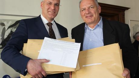 Andreas von Mühldorfer (rechts) überreichte Oberbürgermeister Kurt Gribl die 12500 Unterschriften gegen den Bahnhofstunnel.