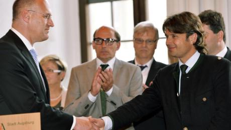 Ein Handschlag zum Abschied: OB Gribl dankte bei der Stadtratssitzung am 2. Mai dem ausgeschiedenen Umweltreferenten Rainer Schaal (CSU). Reiner Erben (Grüne), der Schaal beerbt, applaudiert.