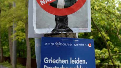 Der Stein des Anstoßes: Das Wahlplakat der Jusos hängt über dem Plakat der AfD – hier an der Blauen Kappe. Wegen des Plakats des politischen Kontrahenten hat die AfD Strafanzeige gestellt.  
