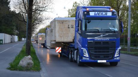 Solche Lastwagen sind in und um Augsburg oft zu sehen. Schwertransporte bringen unter anderem Flugzeugteile von Augsburg nach Bremerhaven.