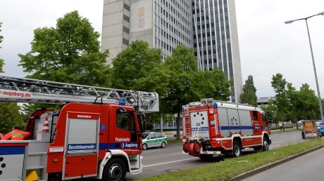 Einen Tag nach der  Bombendrohung gegen das Hochhaus an der Augsburger Uni laufen bei der Polizei nicht nur die Ermttlungen weiter. Auch die Einsatzkosten werden zusammengetragen. 