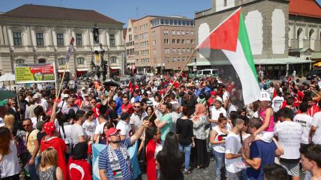 Etwa 600 Menschen protestierten in Augsburg etwas mehr als eine Stunde für ein Ende der kriegerischen Auseinandersetzungen im Gazastreifen. 