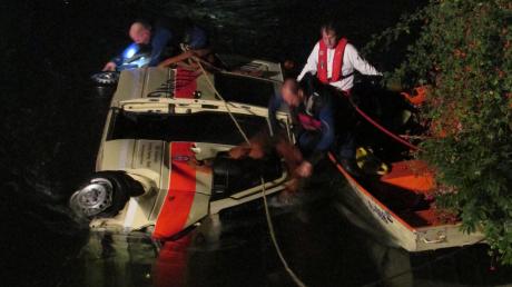 Ein Wasserwacht-Fahrzeug ist in Augsburg in einen Bach gestürzt. Der Fahrer war betrunken.