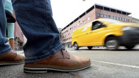 Lebt man als Fußgänger in Augsburg besonders gefährlich? Eine Studie kommt zu diesem Schluss, die Polizei meldet aber Zweifel an den Zahlen an. 