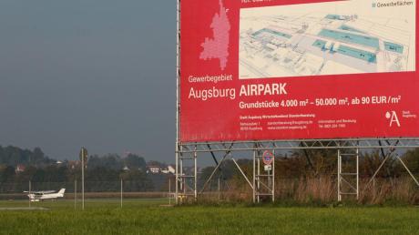Im Airpark am Augsburger Flughafen sollen Unternehmen aus der Luftfahrtbranche angesiedelt werden - jetzt kommt das Erstaufnahmelager für Asylbewerber.