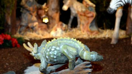 Könnte als Dinosaurier gesehen werden, soll aber ein Chamäleon darstellen: Die Tierfigur in der Zoo-Krippe. 