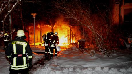 Nächtlicher Einsatz für die Feuerwehr in der Silvesternacht: Im Remshartgäßchen brannte ein größerer Carport. Mit Unterstützung der Freiwilligen Feuerwehren aus Pfersee und Oberhausen hatte die Berufsfeuerwehr den Brand schnell unter Kontrolle.