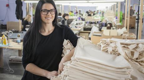 Die Augsburger Unternehmerin Sina Trinkwalder feiert am Samstag doppelte Premiere: Sie eröffnet ihren ersten Laden in Deutschland, und das in Augsburg. Die Produkte ihres Labels wurden in ihrer Textilfabrik am Lech gefertigt. 