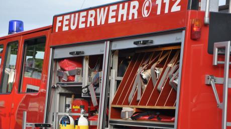 Die Tiefenbacher Feuerwehr hat am Sonntagnachmittag durch ihr schnelles Eingreifen verhindert, dass Flammen von einem Container auf das ehemalige Rathaus übergriffen. 