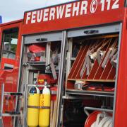 Die Tiefenbacher Feuerwehr hat am Sonntagnachmittag durch ihr schnelles Eingreifen verhindert, dass Flammen von einem Container auf das ehemalige Rathaus übergriffen. 