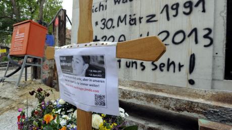 Ein Holzkreuz, Blumen und das Foto eines jungen, lächelnden Mannes: So wurde an der Baustelle des Vincentinums an Michael Wachinger, 22, erinnert. 