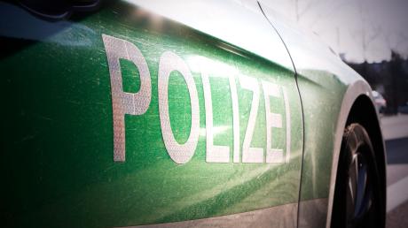 Ein 21-Jähriger aus Baden-Württemberg ist in den frühen Morgenstunden des Sonntages bei einer Verkehrskontrolle ausgerastet und hat zwei Polizisten leicht verletzt.