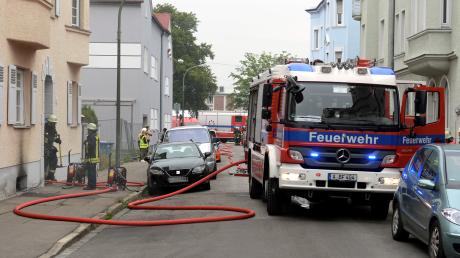 Die Feuerwehr rückte zu einem Kellerbrand in Augsburg an.