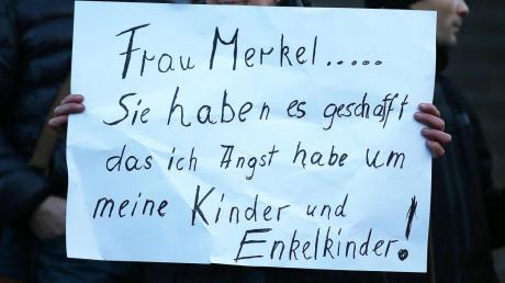 Eine Demonstrantin in Köln adressiert ihren Protest nach den Übergriffen in der Silvesternacht direkt an Bundeskanzlerin Angela Merkel. 
