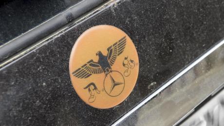 Ein Aufkleber auf dem Auto von Anderas H.: Ein Reichsadler und die Initialen A. H. in Frakturschrift. Sollen die Buchstaben für seinen eigenen Namen stehen – oder für Adolf Hitler? 
