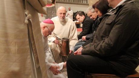 Bischof Konrad Zdarsa hat am Gründonnerstag erstmals auch vier Frauen unter den zwölf Ausgewählten zur Fußwaschung die Füße gewaschen. 	 	