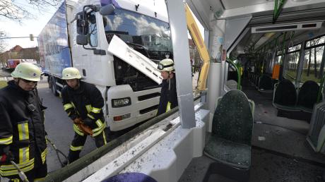 Die Straßenbahn wurde bei dem Unfall massiv beschädigt. Die Stadtwerke gehen von einem Schaden von rund 750000 Euro aus. 	
