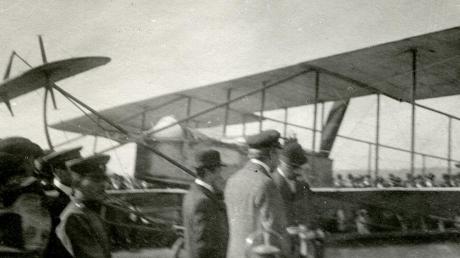 Das abenteuerlich wirkende erste Flugzeug in Augsburg wurde vor 105 Jahren dicht umlagert und bestaunt. Der Fotograf hatte Schwierigkeiten, zu einem guten Bild zu kommen.  	