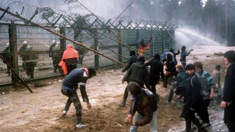 Szenen vom 19. Mai 1986, der als „Pfingstschlacht“ in die Geschichte einging: hier die Demonstranten, dort die Polizisten – und dazwischen der Bauzaun. 