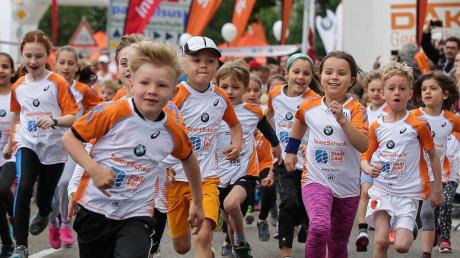 Das ist Rekord: An die 1500 Schüler sind 2016 beim Stadtlauf in Augsburg an den Start gegangen. In keiner anderen der 20 Städte, in denen die Laufserie stattfindet, sind es mehr. 	