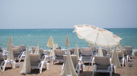 Leere Sonnenliegen an einem Strand in Antalya in der Türkei. Viele Urlauber suchen sich trotz der schönen Strände heuer lieber ein anderes Reiseziel. Dabei sind die Baderegionen eigentlich weder von den Terroranschlägen noch von dem Putschversuch betroffen.
