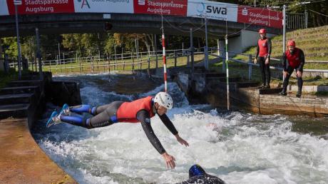 Retter aus Vorarlberg trainierten mit Augsburger Wasserwacht-Rettern im Eiskanal. 	