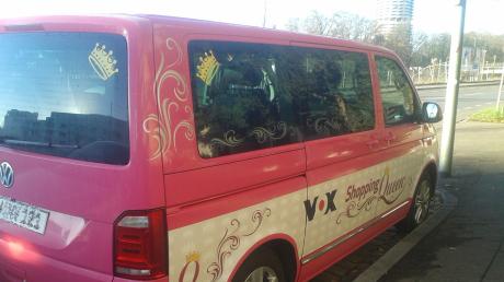 Der pinkfarbene Bus tourt wieder durch Augsburg.