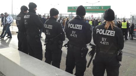 Die Staatsanwaltschaft hat Anklage gegen einen Fan des VfB Stuttgart erhoben: Er soll versucht haben, einem FCA-Anhänger mit gewalt einen Fanschal wegzunehmen.