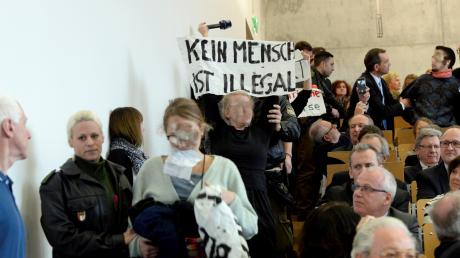 Beim Festakt zur Gründung der Medizinfakultät kam es zu Protesten. Was steckt hinter der Kritik an Ministerpräsident Horst Seehofer?